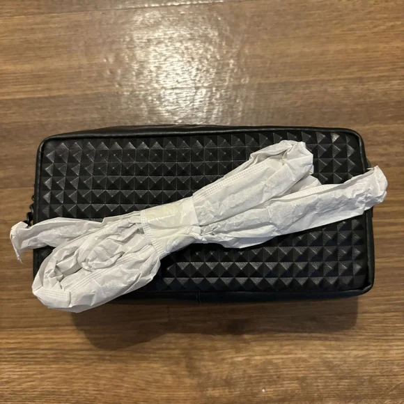 ✨NEW!✨ VALENTINO BLACK PHONE PURSE HANDLER - Picture 3 of 17